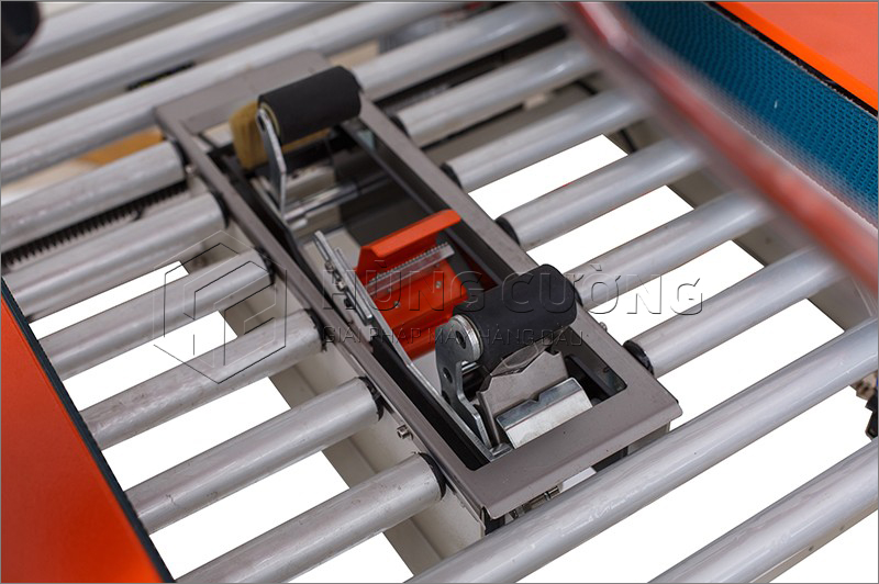 May-dan-bang-dinh-thung-carton-fxj-4030zx (2)