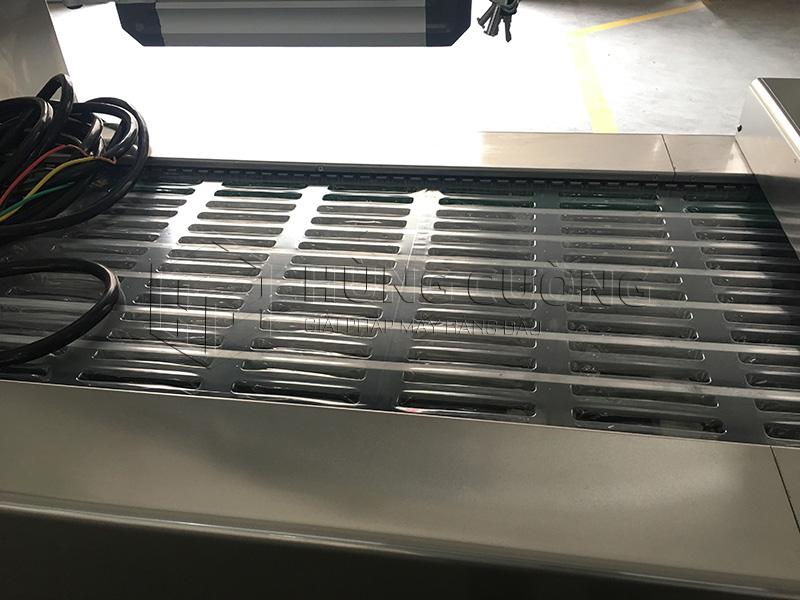 May-dong-goi-hut-chan-khong-nhiet-dinh-hinh-xuc-xich (3)