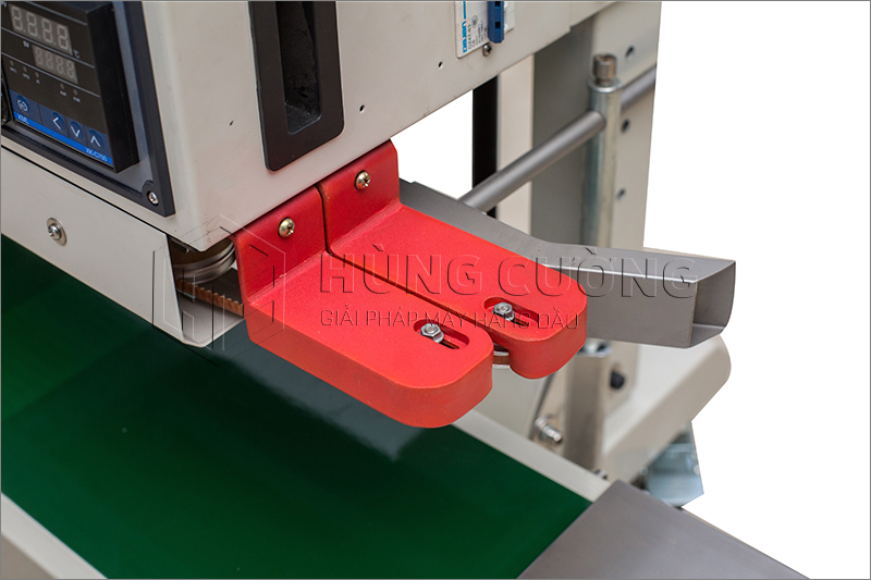May-han-mieng-bao-bi-PE-lien-tuc-FRD-1200V-phun-son-co-in-date-dang-dung (4)