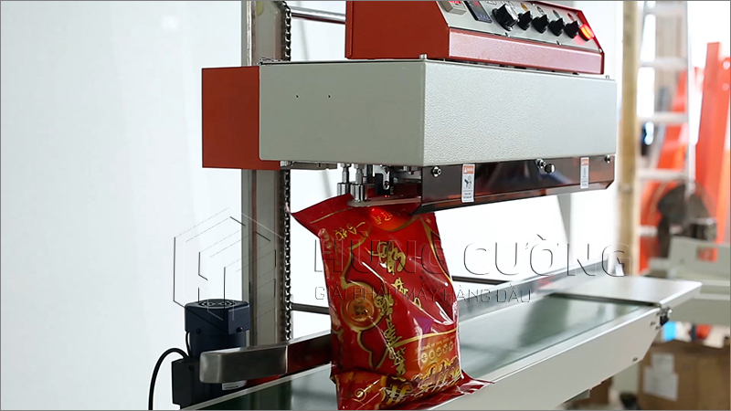 May-han-mieng-bao-bi-PE-lien-tuc-QLF-1680-phun-son-tai-trong-25kg (1)