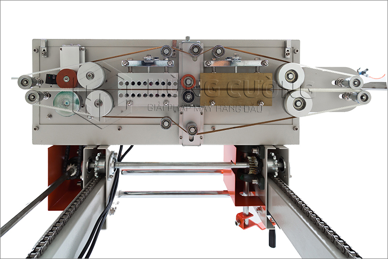 May-han-mieng-bao-bi-PE-lien-tuc-QLF-1680-phun-son-tai-trong-25kg (16)