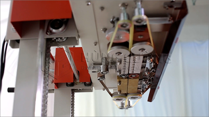 May-han-mieng-bao-bi-PE-lien-tuc-QLF-1680-phun-son-tai-trong-25kg (6)