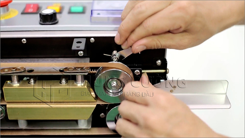 May-han-mieng-tui-lien-tuc-fr-900-inox (49)