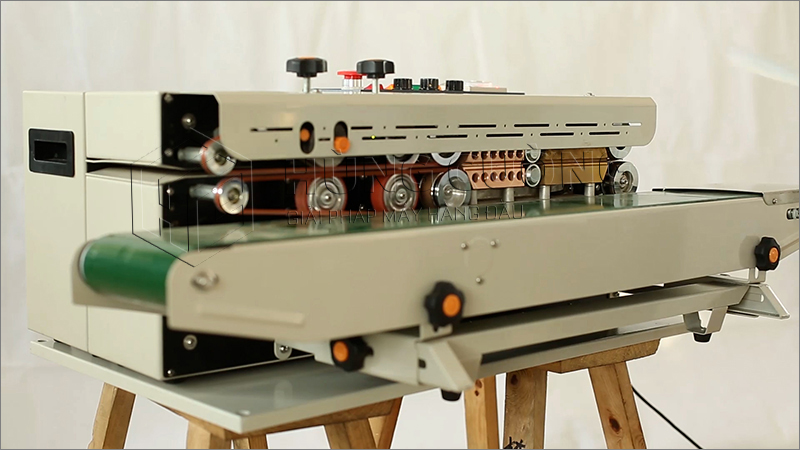 May-han-mieng-tui-lien-tuc-FRD-1000L-phun-son-co-in-date-le-16cm (6)