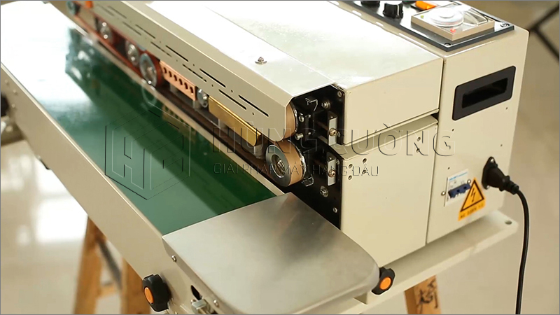 May-han-mieng-tui-lien-tuc-FRD-1000L-phun-son-co-in-date-le-16cm (8)