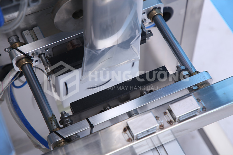 May-dong-goi-bot-dung-truc-vit-phs1500plc  (1)