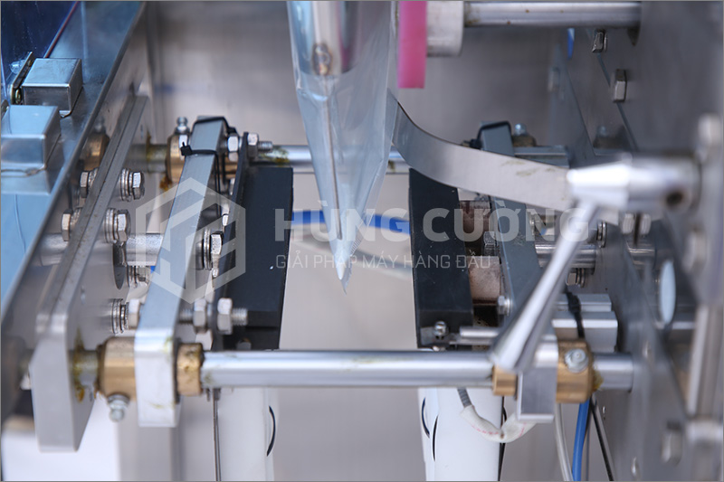 May-dong-goi-bot-dung-truc-vit-phs1500plc  (6)