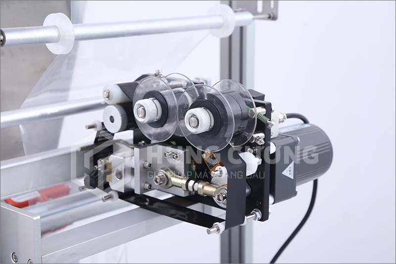 May-dong-goi-bot-dung-truc-vit-phs1500plc  (8)