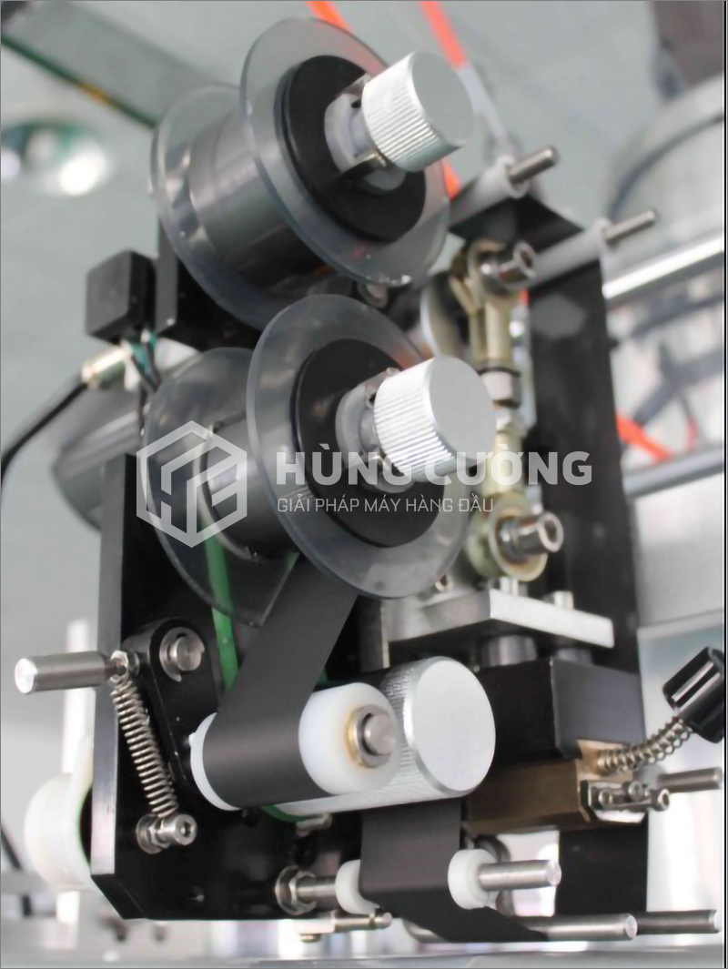 6. May-dong-goi-bot-dung-truc-vit-chat-luong-cao-tui-bo-tron-goc 