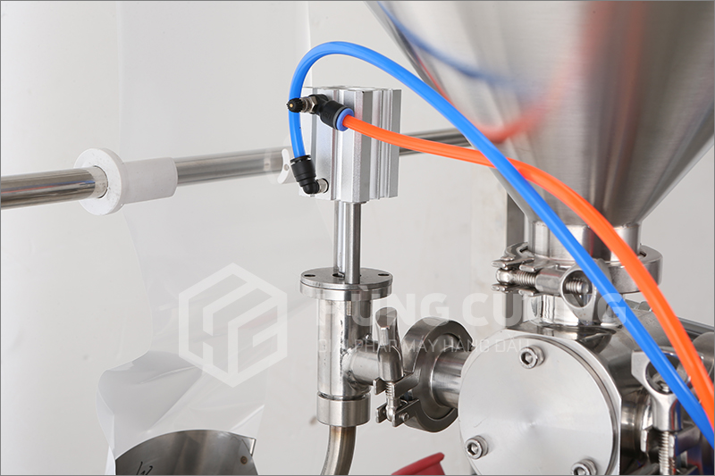 May-dong-goi-dang-set-sot-gia-vi-gs-20-piston-khi-bon-dung (2)