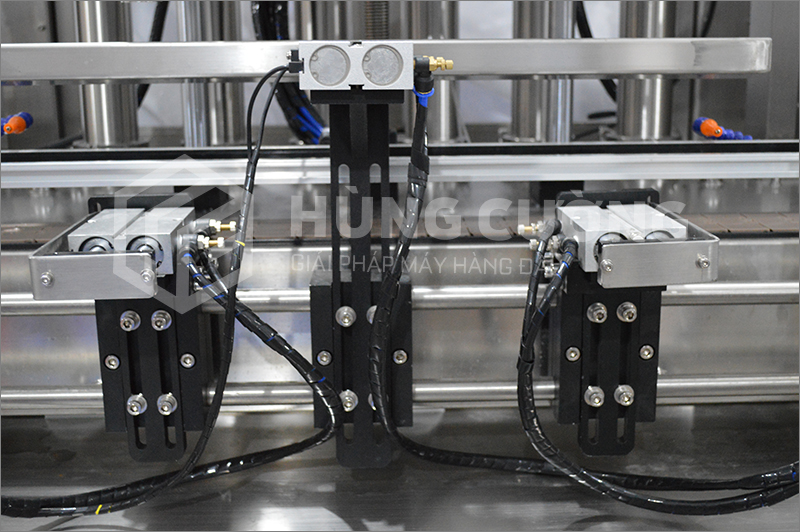 11. Day-chuyen-chiet-rot-dong-nap-tu-dong-bom-piston-6-dau-chiet