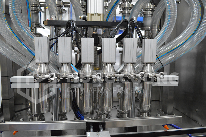 3. Day-chuyen-chiet-rot-dong-nap-tu-dong-bom-piston-6-dau-chiet