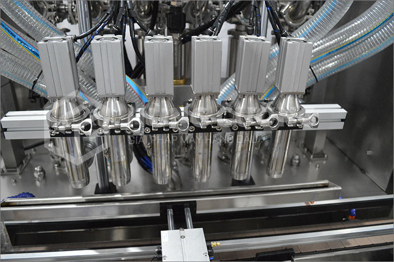 5. Day-chuyen-chiet-rot-dong-nap-tu-dong-bom-piston-6-dau-chiet