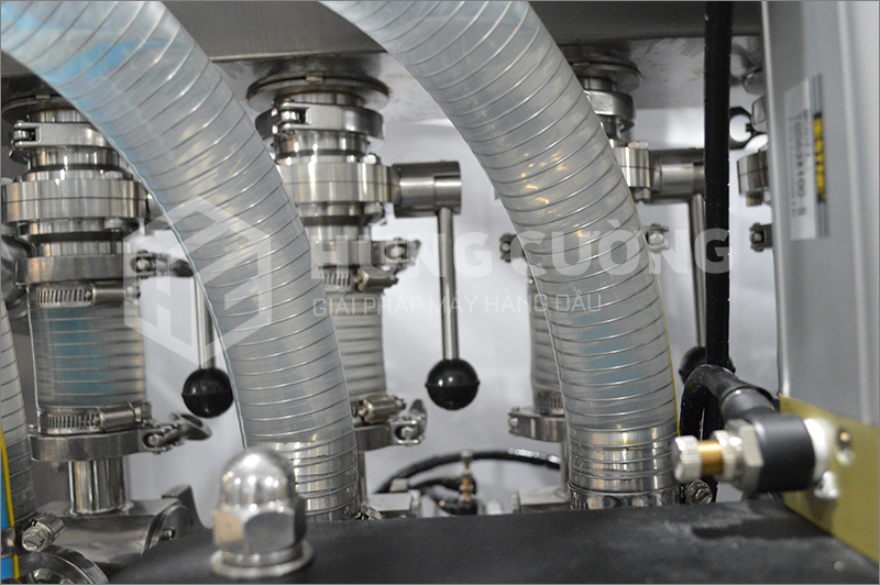 8. Day-chuyen-chiet-rot-dong-nap-tu-dong-bom-piston-6-dau-chiet