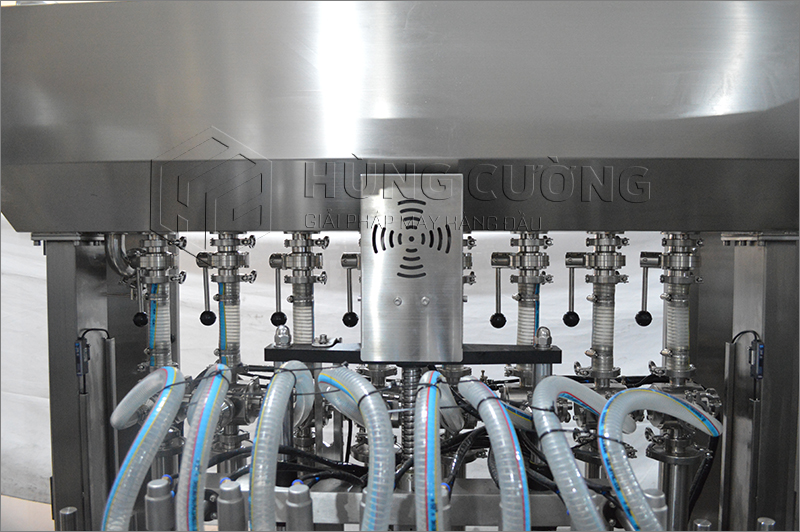 10. Day-chuyen-chiet-rot-dong-nap-tu-dong-bom-piston-8-dau-chiet