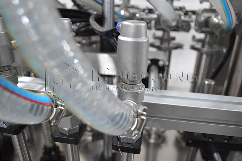 11. Day-chuyen-chiet-rot-dong-nap-tu-dong-bom-piston-8-dau-chiet