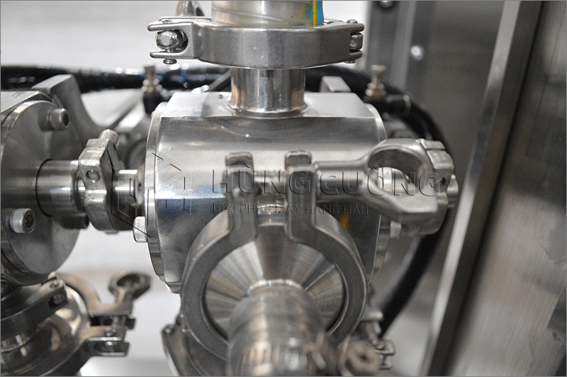 12. Day-chuyen-chiet-rot-dong-nap-tu-dong-bom-piston-8-dau-chiet