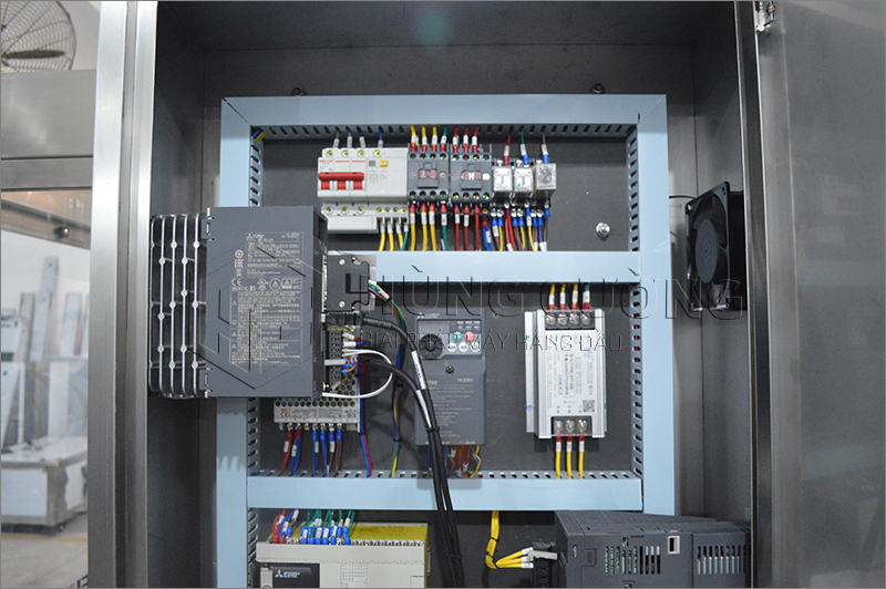 19. Day-chuyen-chiet-rot-dong-nap-tu-dong-bom-piston-8-dau-chiet