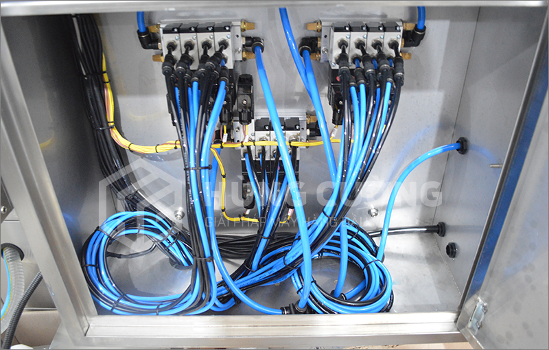 21. Day-chuyen-chiet-rot-dong-nap-tu-dong-bom-piston-8-dau-chiet