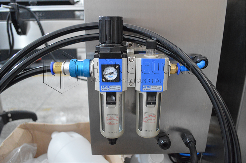 22. Day-chuyen-chiet-rot-dong-nap-tu-dong-bom-piston-8-dau-chiet