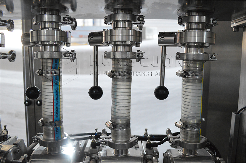 9. Day-chuyen-chiet-rot-dong-nap-tu-dong-bom-piston-8-dau-chiet